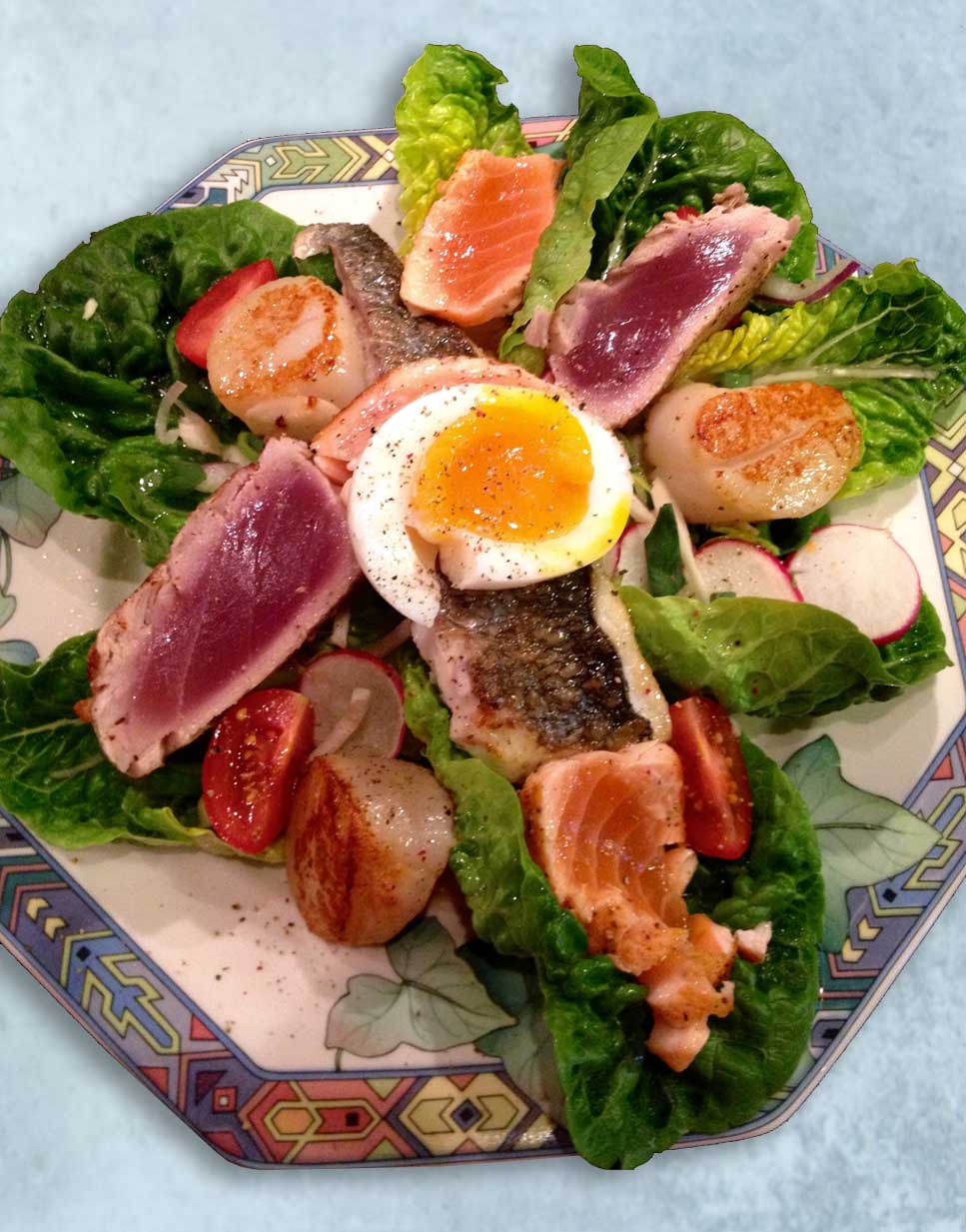 Vissalade van zeebaars, zalm, tonijn en ei